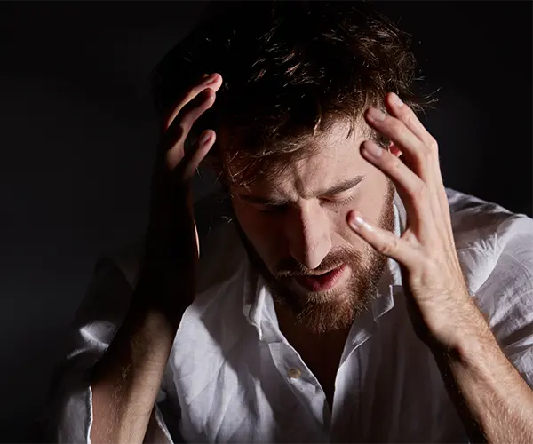 hombre tratando de controlar la ansiedad