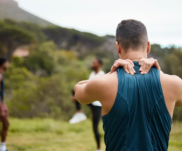 hombre realizando ejercicios de espalda al aire libre
