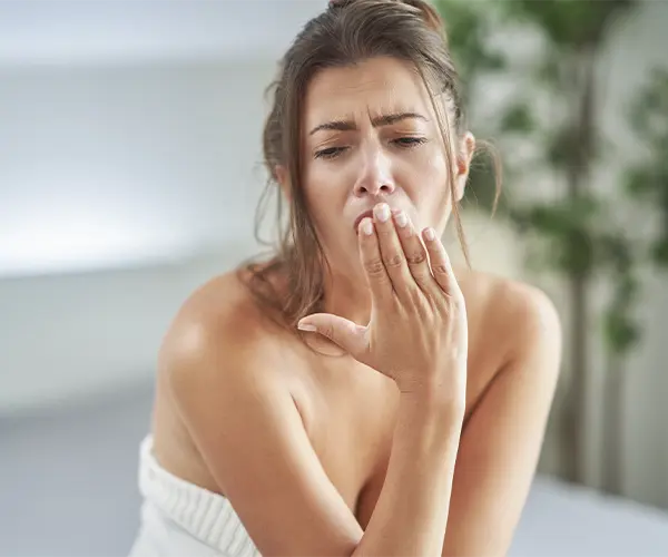 mujer que est&aacute; af&oacute;nica y quiere recuperar su voz