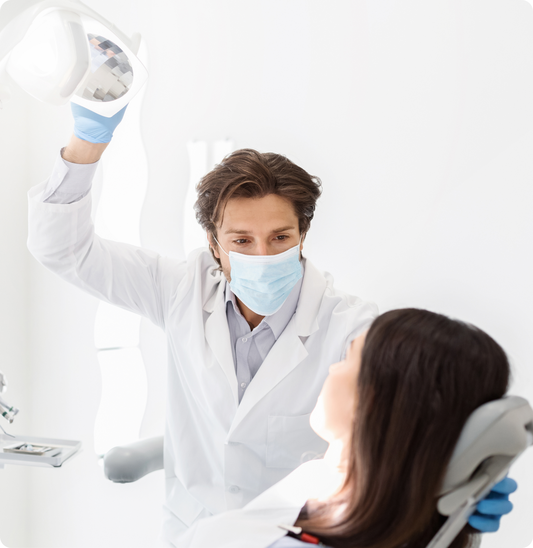 dentista de Sanitas revisando a una paciente con seguro Dental Milenium