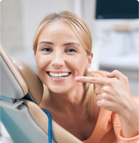 paciente feliz tras su tratamiento dental en Sanitas