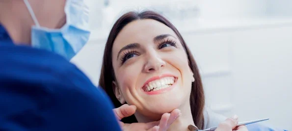 paciente sonriendo en la consulta del dentista de Sanitas