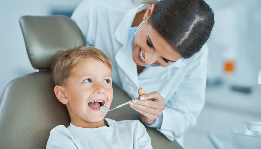 niño en la consulta del dentista de Sanitas durante una revisión